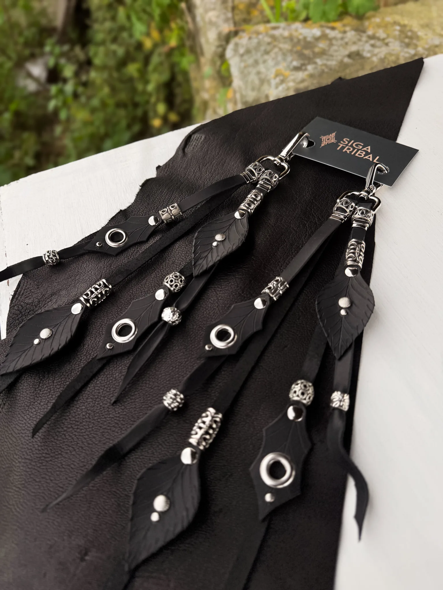 Handmade black leather feather clip charm crafted at SIGA Atelier Portugal
