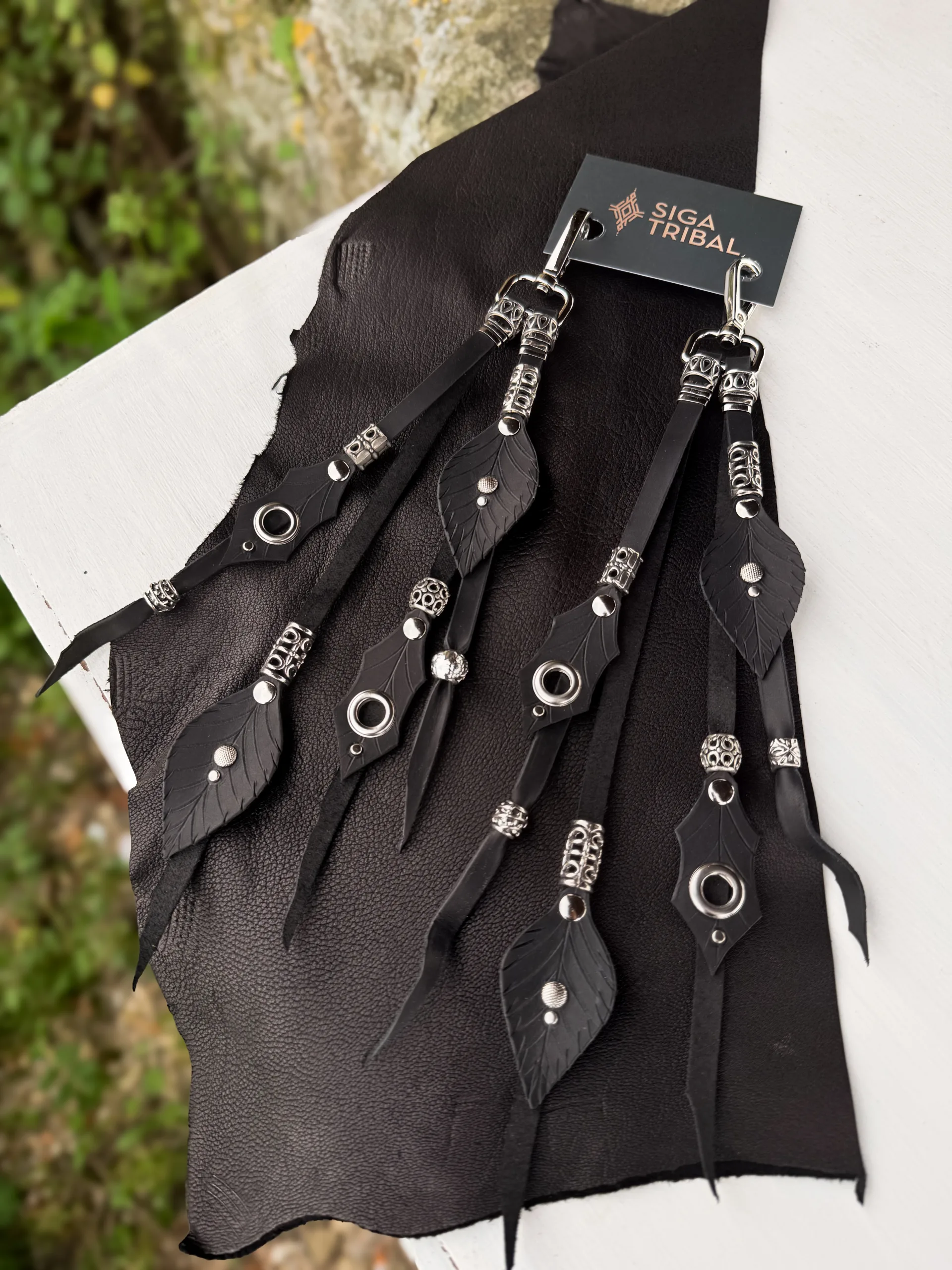 Handmade black leather feather clip charm crafted at SIGA Atelier Portugal