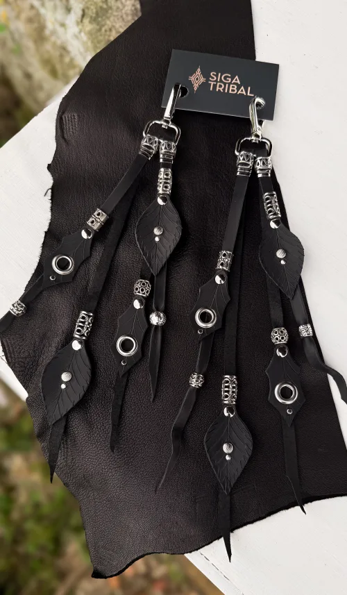 Handmade black leather feather clip charm crafted at SIGA Atelier Portugal