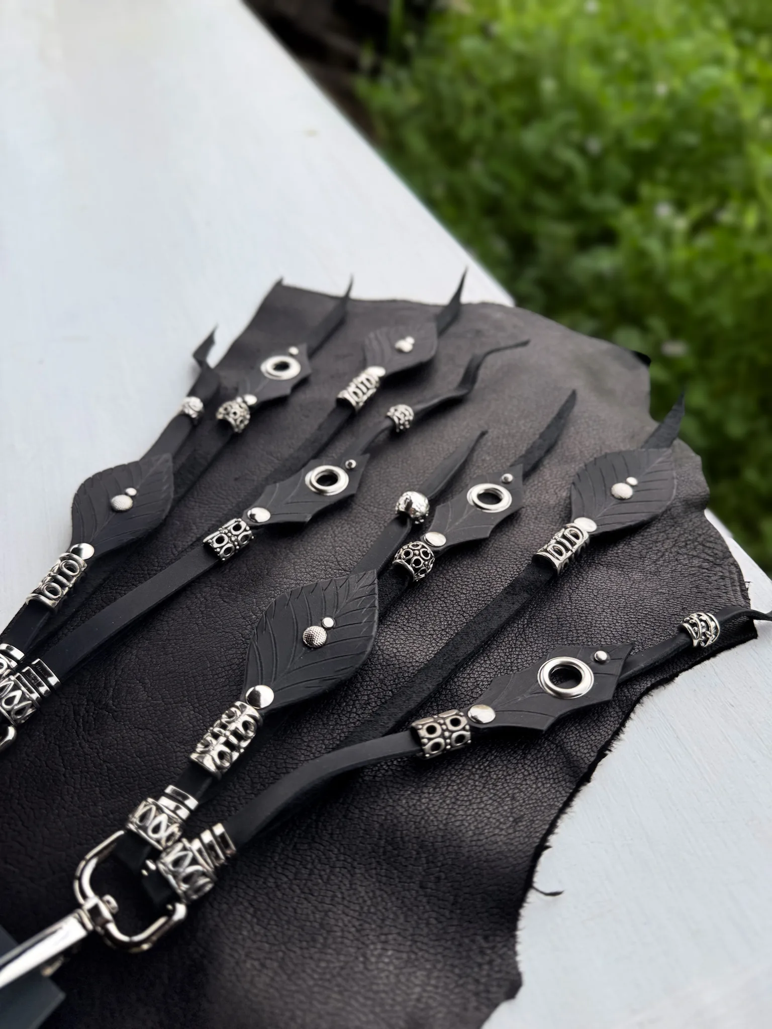 Handmade black leather feather clip charm crafted at SIGA Atelier Portugal